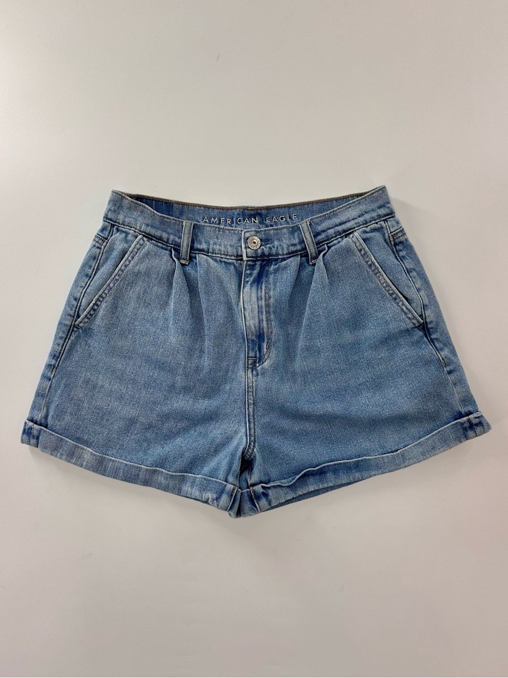 American Eagle Pleated Denim High Rise Mom Short Size 4